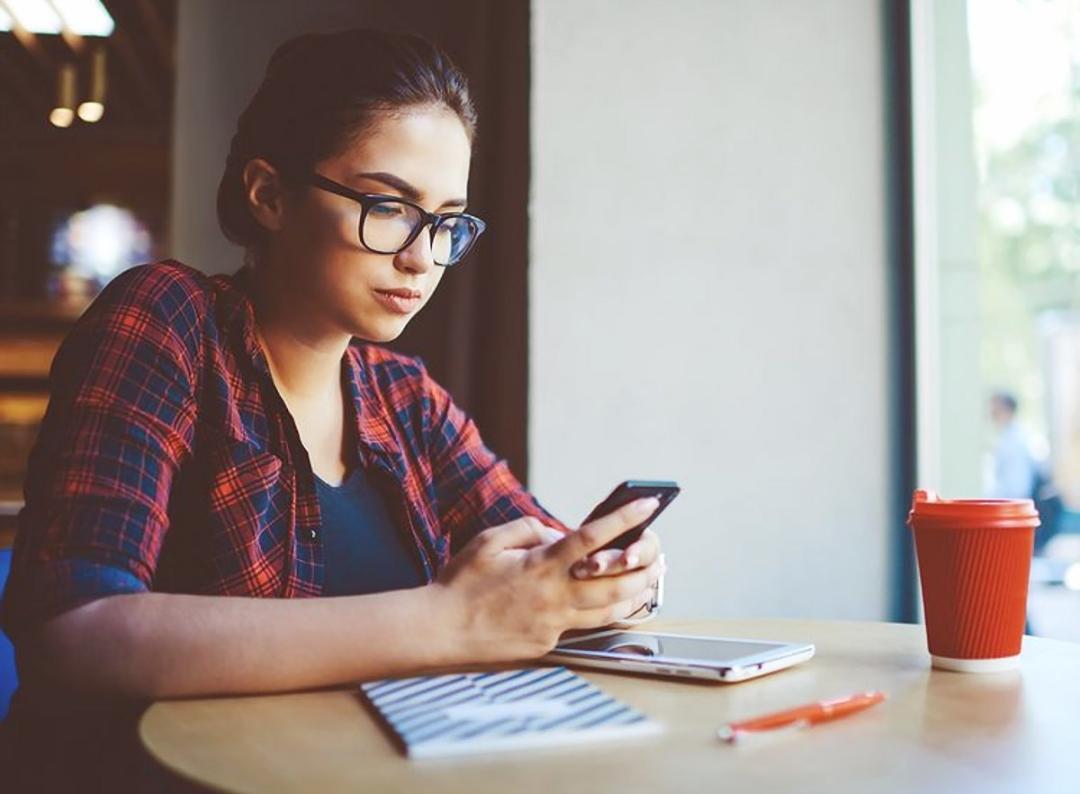 Schreibwerkstatt mit kreativen Notizen und dramaturgischen Skizzen auf einem Arbeitstisch
