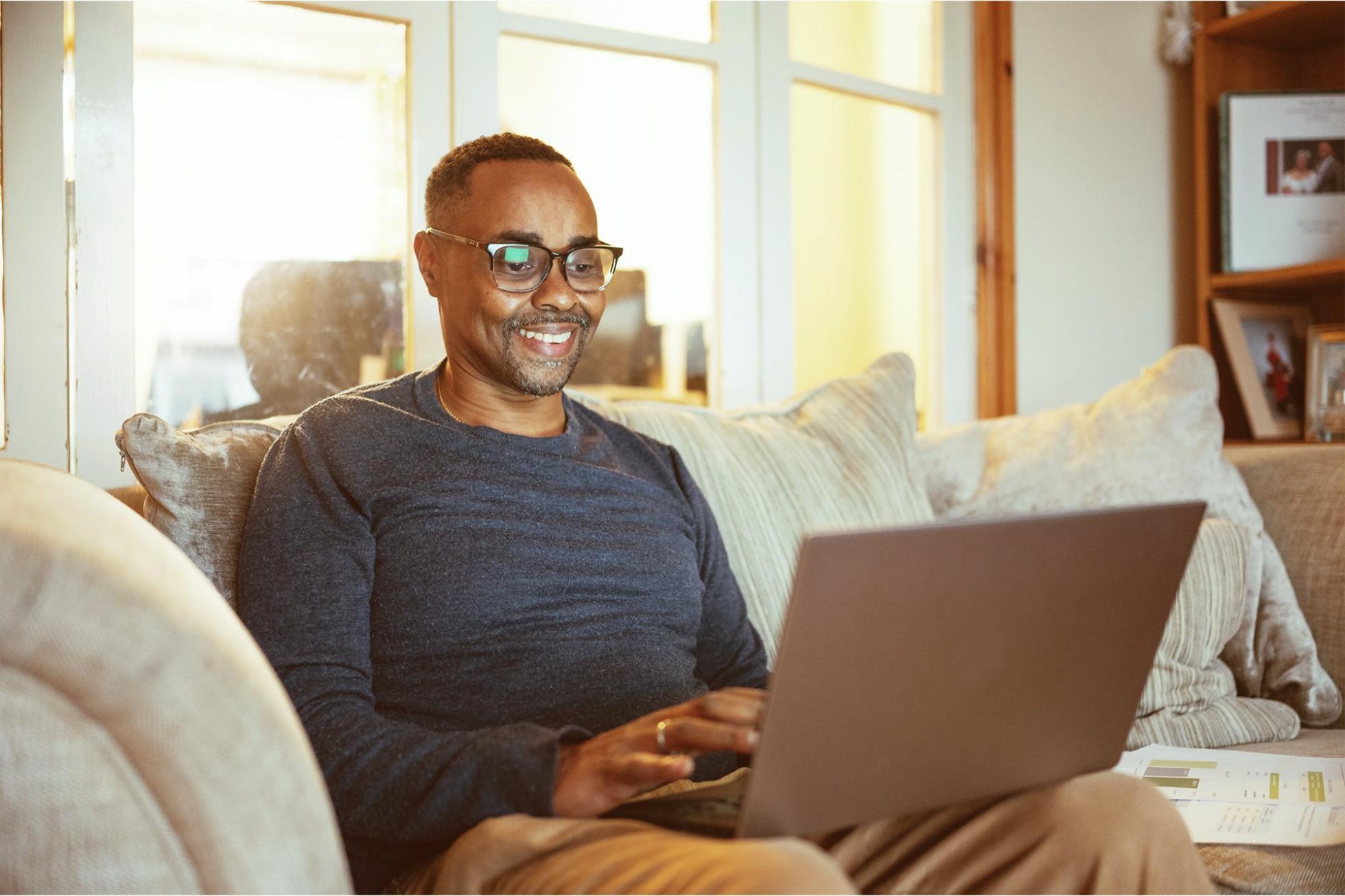 Gruppe von Fachkräften diskutiert narrative Strukturen an einem Workshop-Tisch