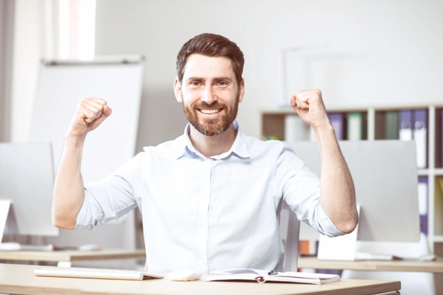 Schreibatmosphäre mit Notizen und Materialien für Tragödienkurse