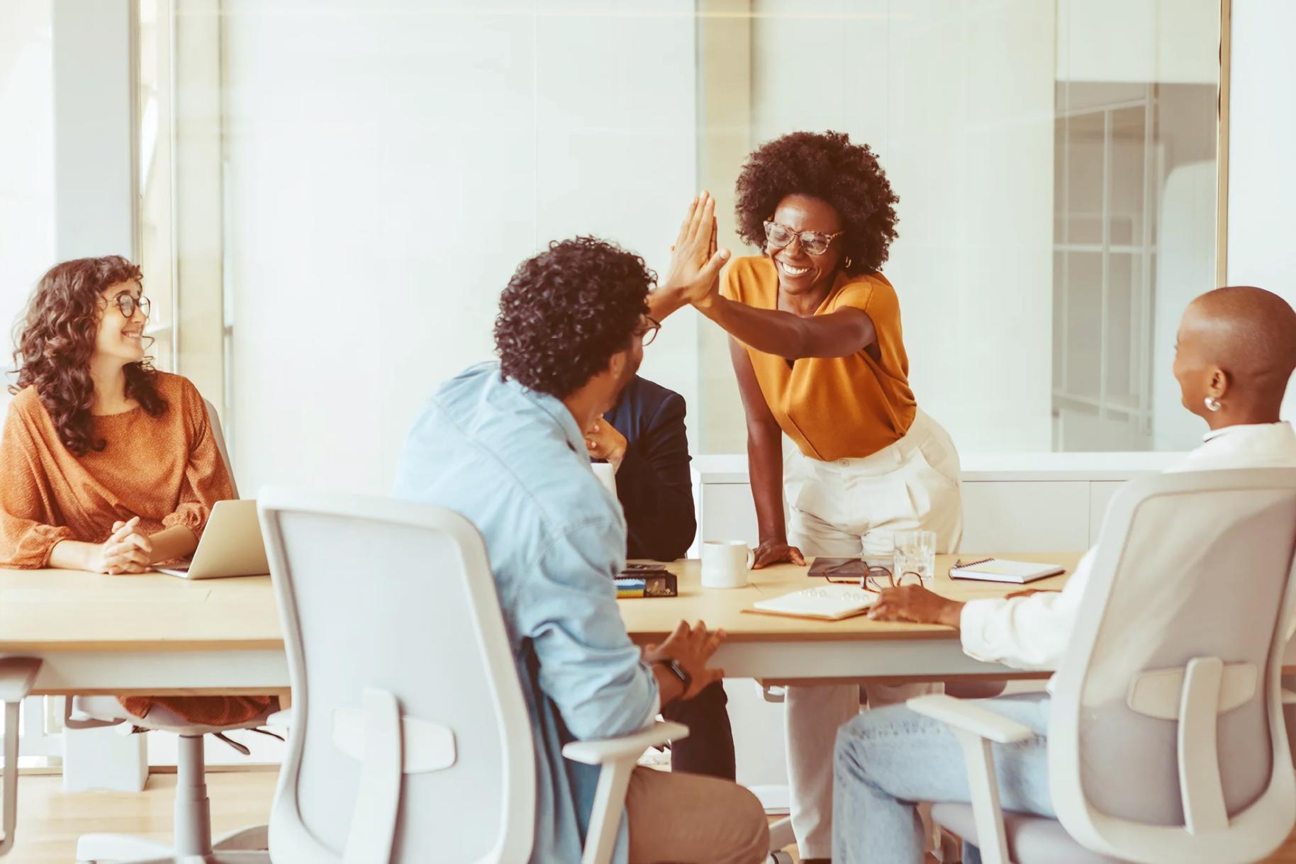 Kursraum mit Workshop-Teilnehmern beim gemeinsamen Arbeiten